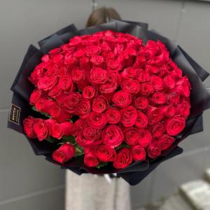 Букет 21 роза Red Naomi