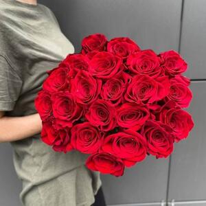 Букет 21 роза Red Naomi