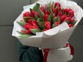 35 красных тюльпанов