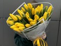 35 желтых тюльпанов
