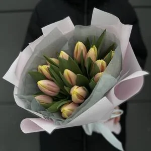 15 персиковых тюльпанов