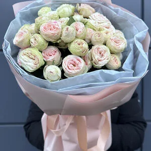 7 веток кустовых роз Свит Жизель (Sweet Giselle)