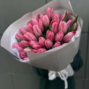 35 розовых тюльпанов