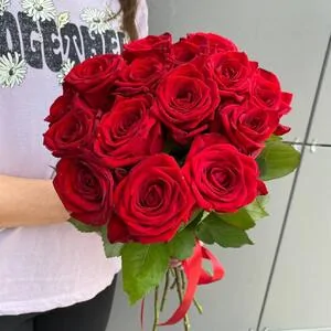 Букет 15 роз Ред Наоми (Red Naomi)