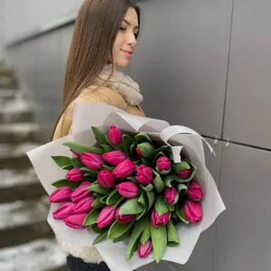 25 ярко розовых тюльпанов