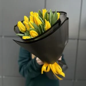 15 желтых тюльпанов
