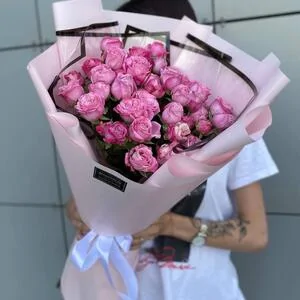 11 веток кустовых роз Леди Бомбастик (Lady Bombastic)