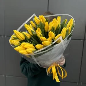 35 желтых тюльпанов
