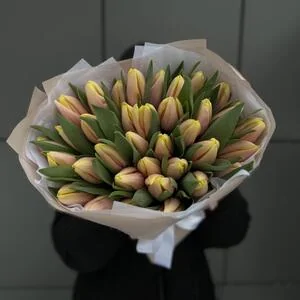 35 персиковых тюльпанов