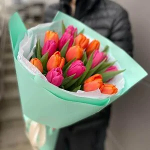 17 разноцветных тюльпанов