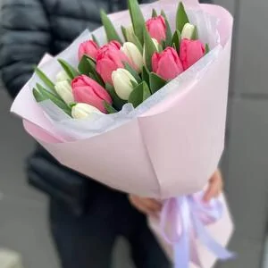 15 разноцветных тюльпанов
