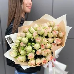 11 веток кустовых роз Кристи (Kristine)