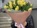 23 лимонных тюльпанов