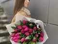 25 ярко розовых тюльпанов