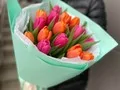 17 разноцветных тюльпанов