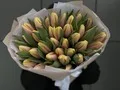 35 персиковых тюльпанов