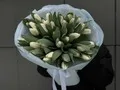 35 белых тюльпанов