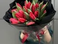 25 красных тюльпанов