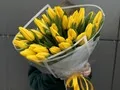 35 желтых тюльпанов