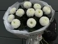 11 веток белой хризантемы Супербоул