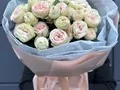 7 веток кустовых роз Свит Жизель (Sweet Giselle)